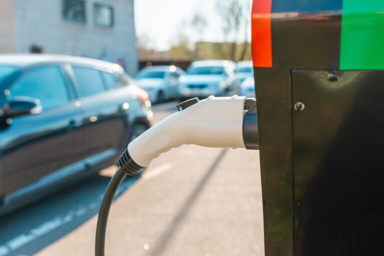 stacja ładowania samochodów elektrycznych przy firmie