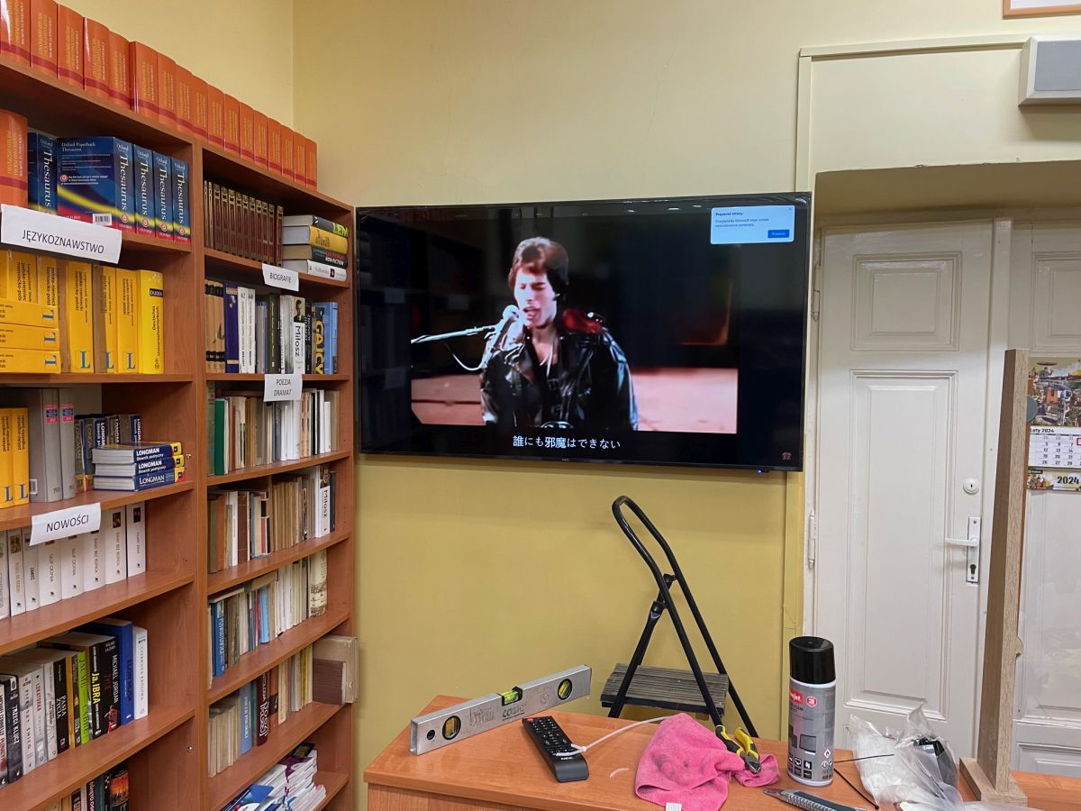 Montaż monitora informacyjnego w bibliotece w liceum w Krakowie - stan po