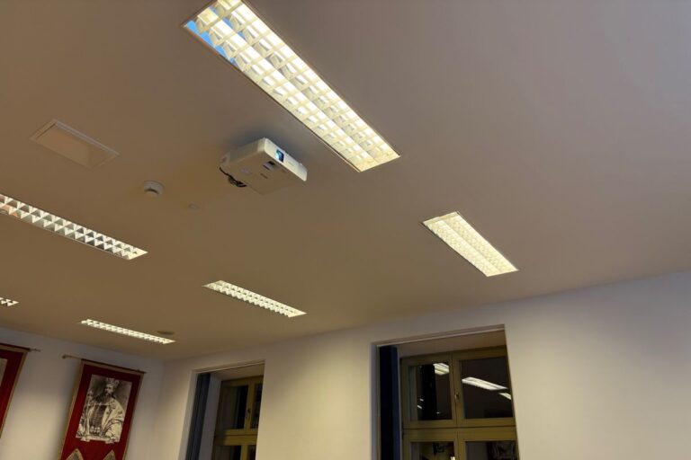 Montaż projektora Epson L260F