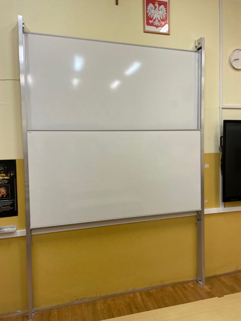 Montaż tablicy akademickiej w krakowskim liceum