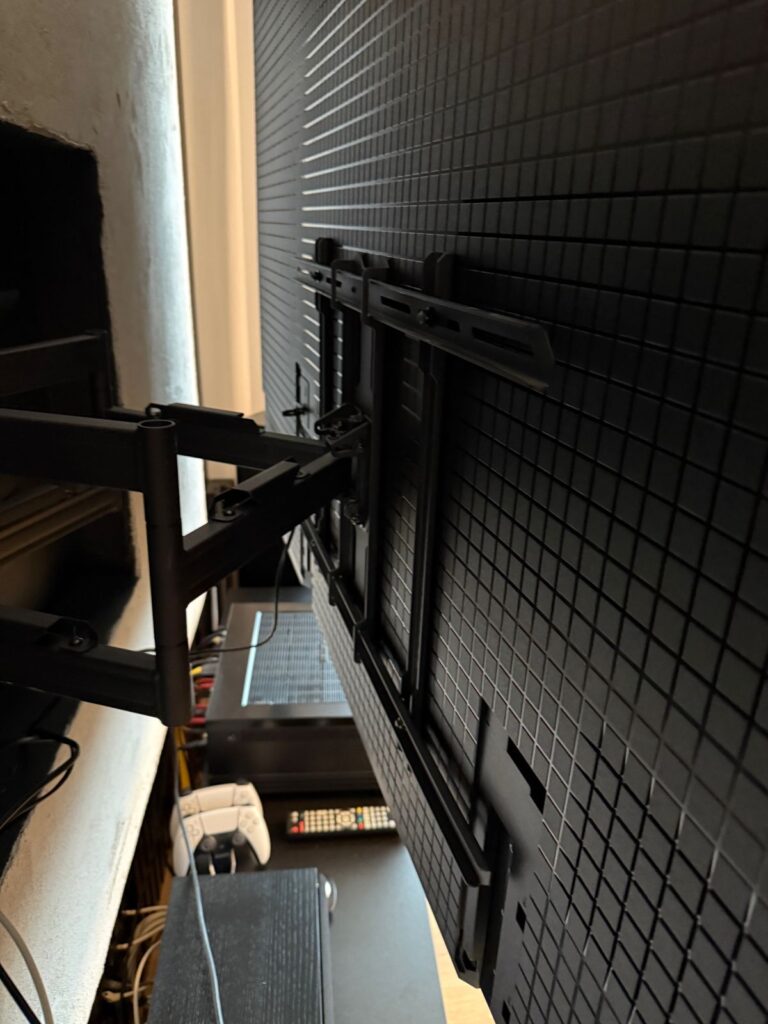 Montaż uchwytu ściennego do telewizora 85 cali