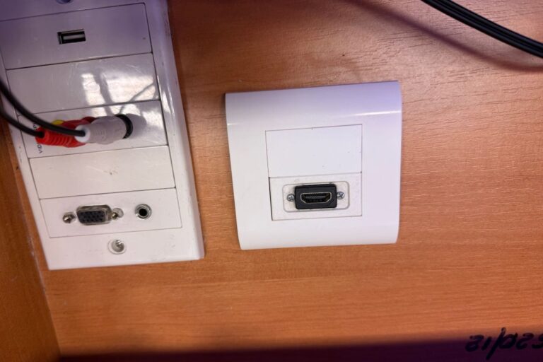 Uruchomienie i konfiguracja bezprzewodowego połączenia Miracat w projektorze Epson L260F